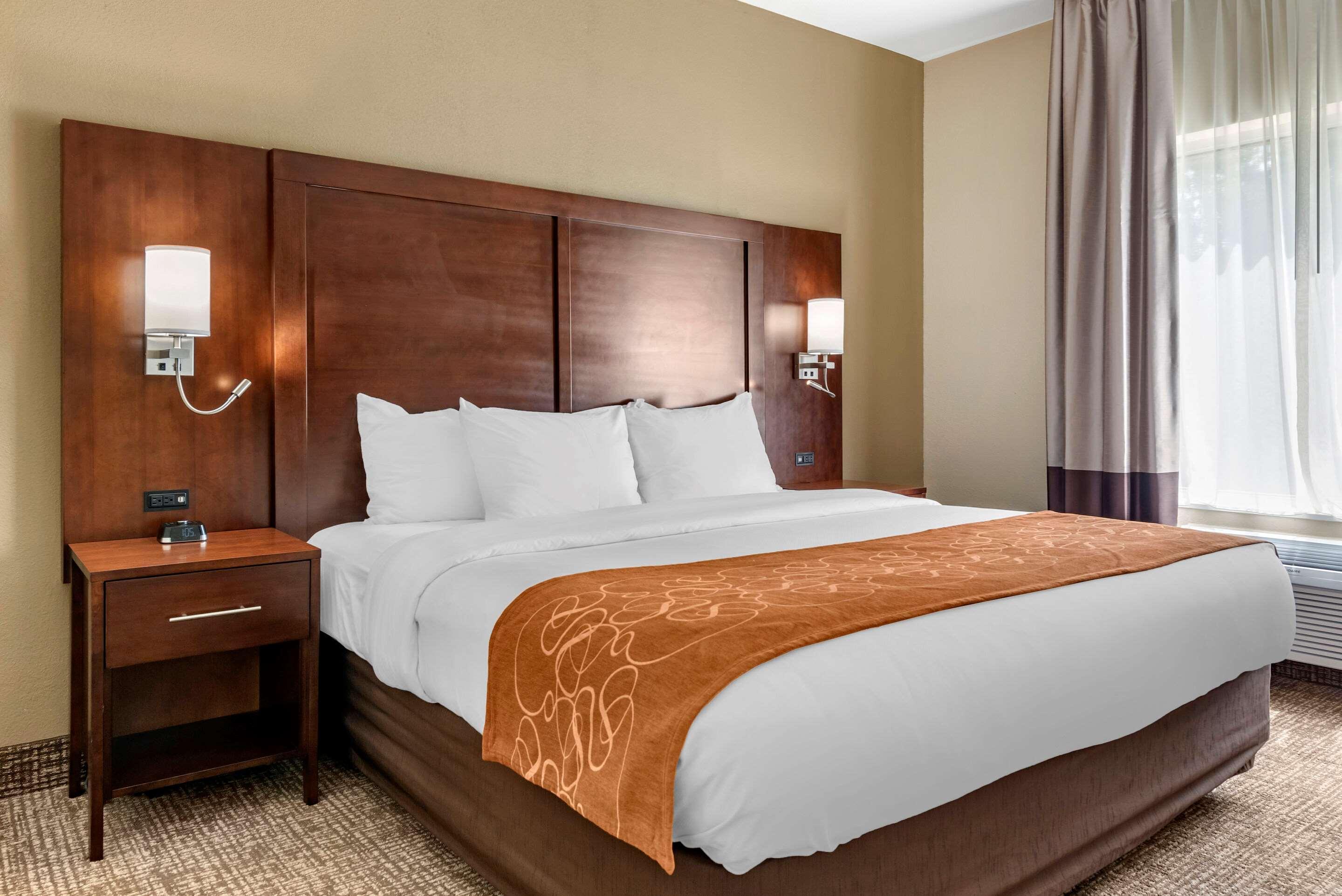 Comfort Suites Auburn Near I-69 Екстериор снимка