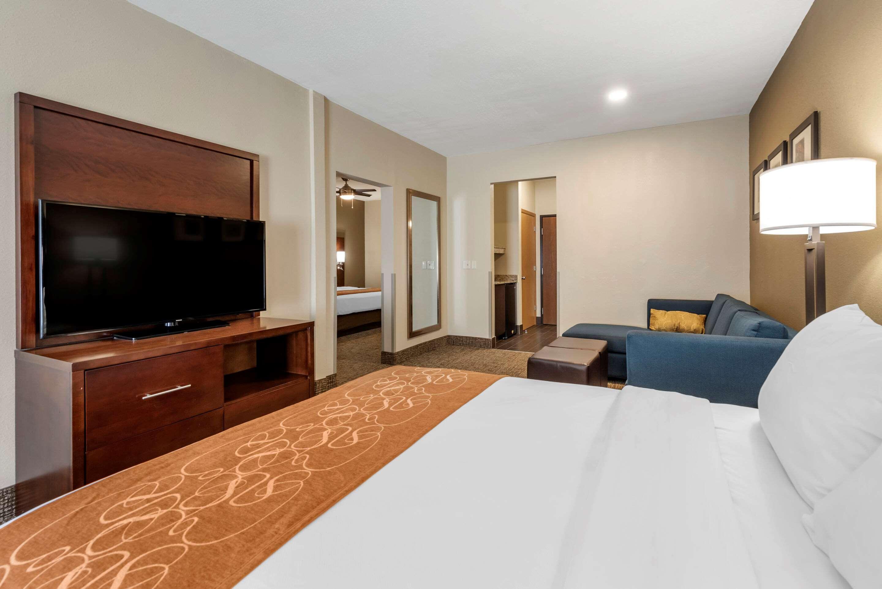 Comfort Suites Auburn Near I-69 Екстериор снимка