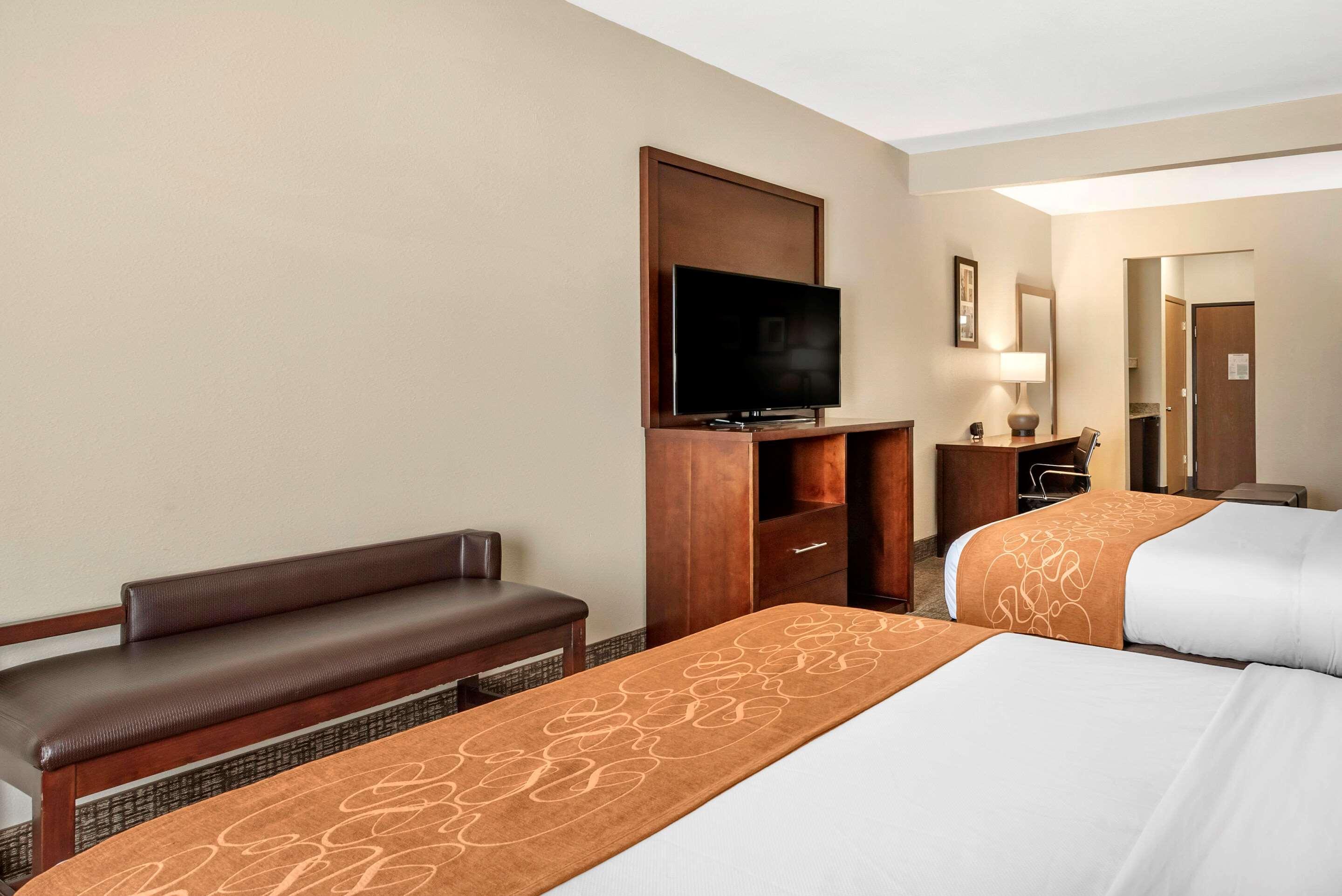 Comfort Suites Auburn Near I-69 Екстериор снимка