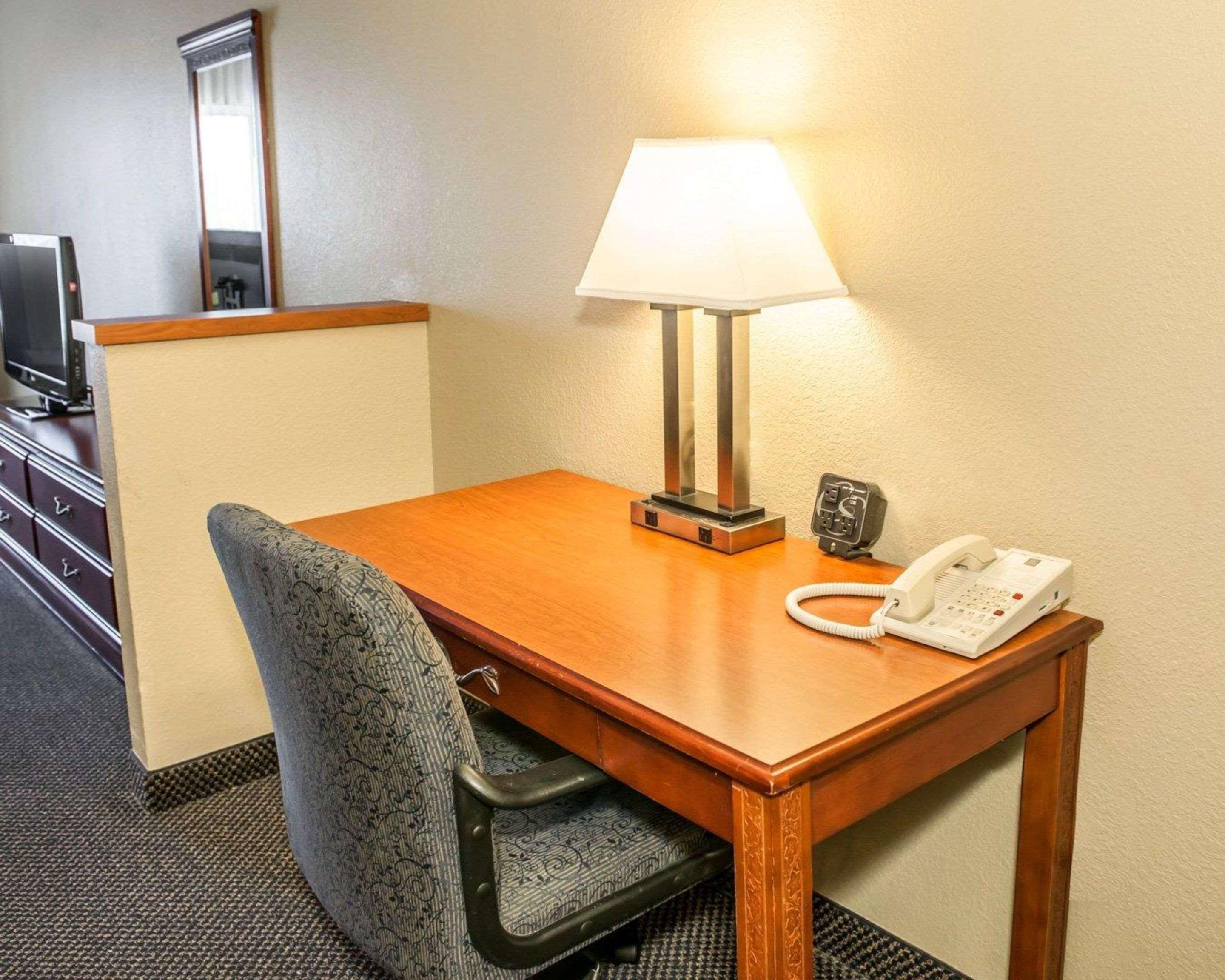 Comfort Suites Auburn Near I-69 Екстериор снимка