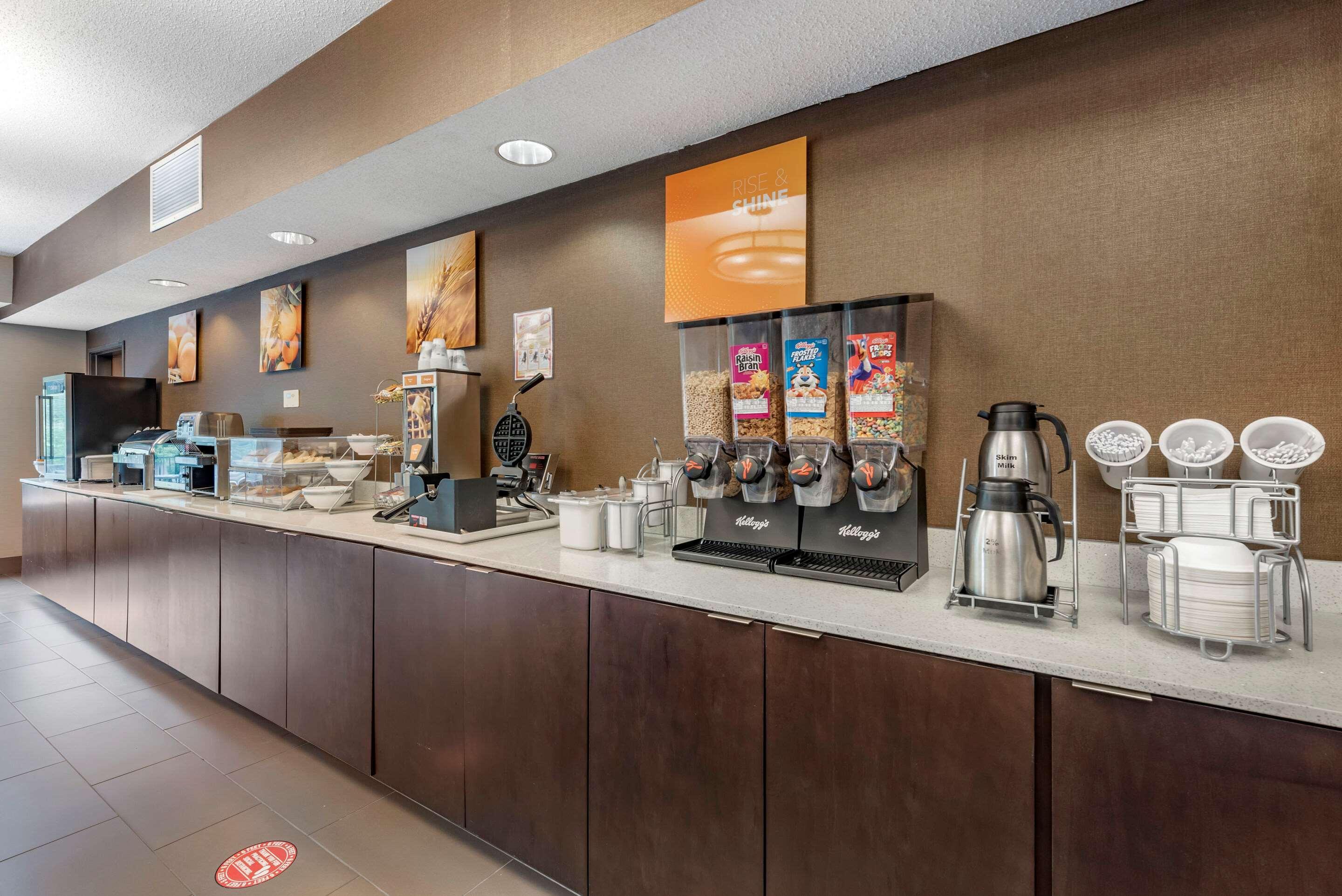 Comfort Suites Auburn Near I-69 Екстериор снимка