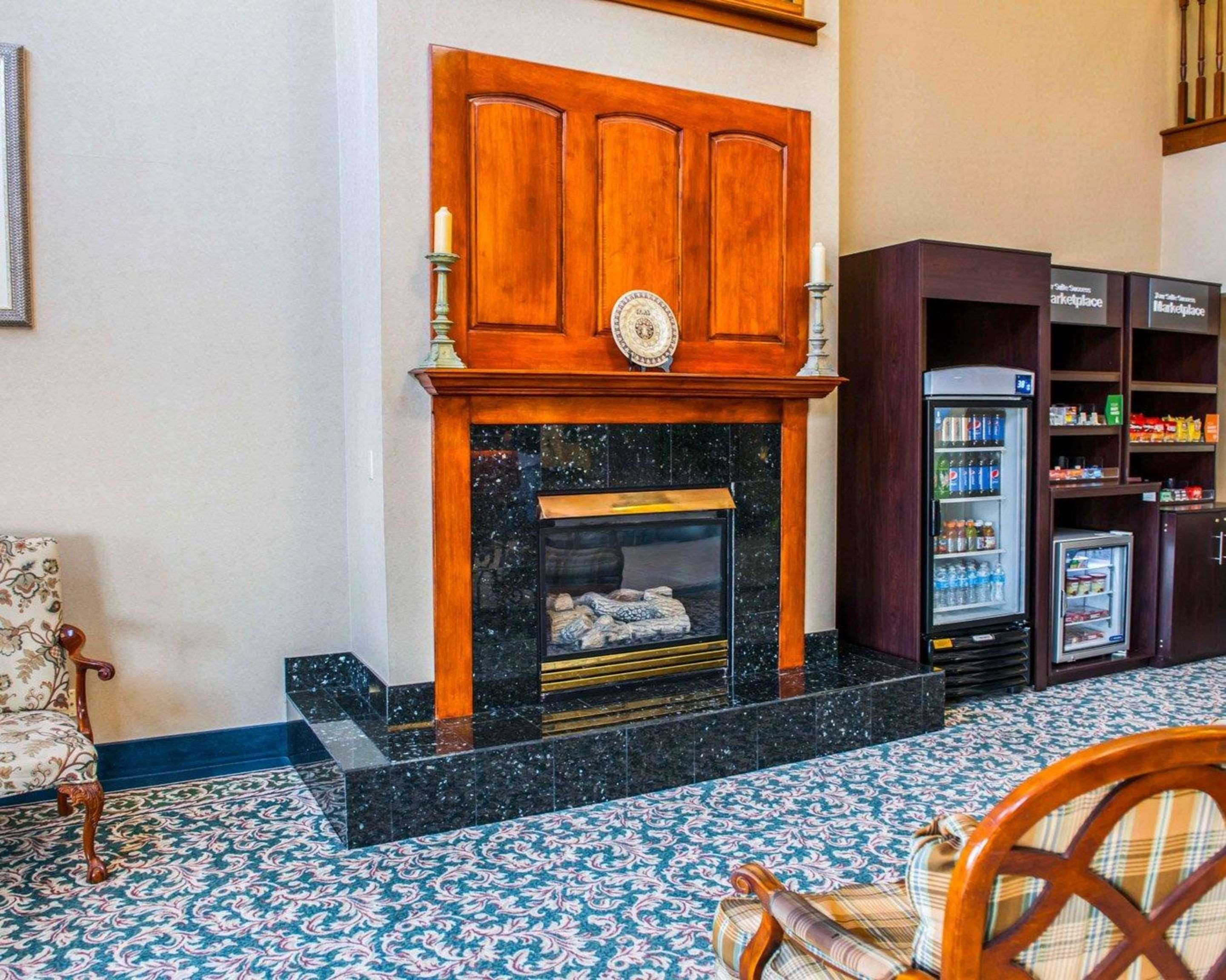 Comfort Suites Auburn Near I-69 Екстериор снимка
