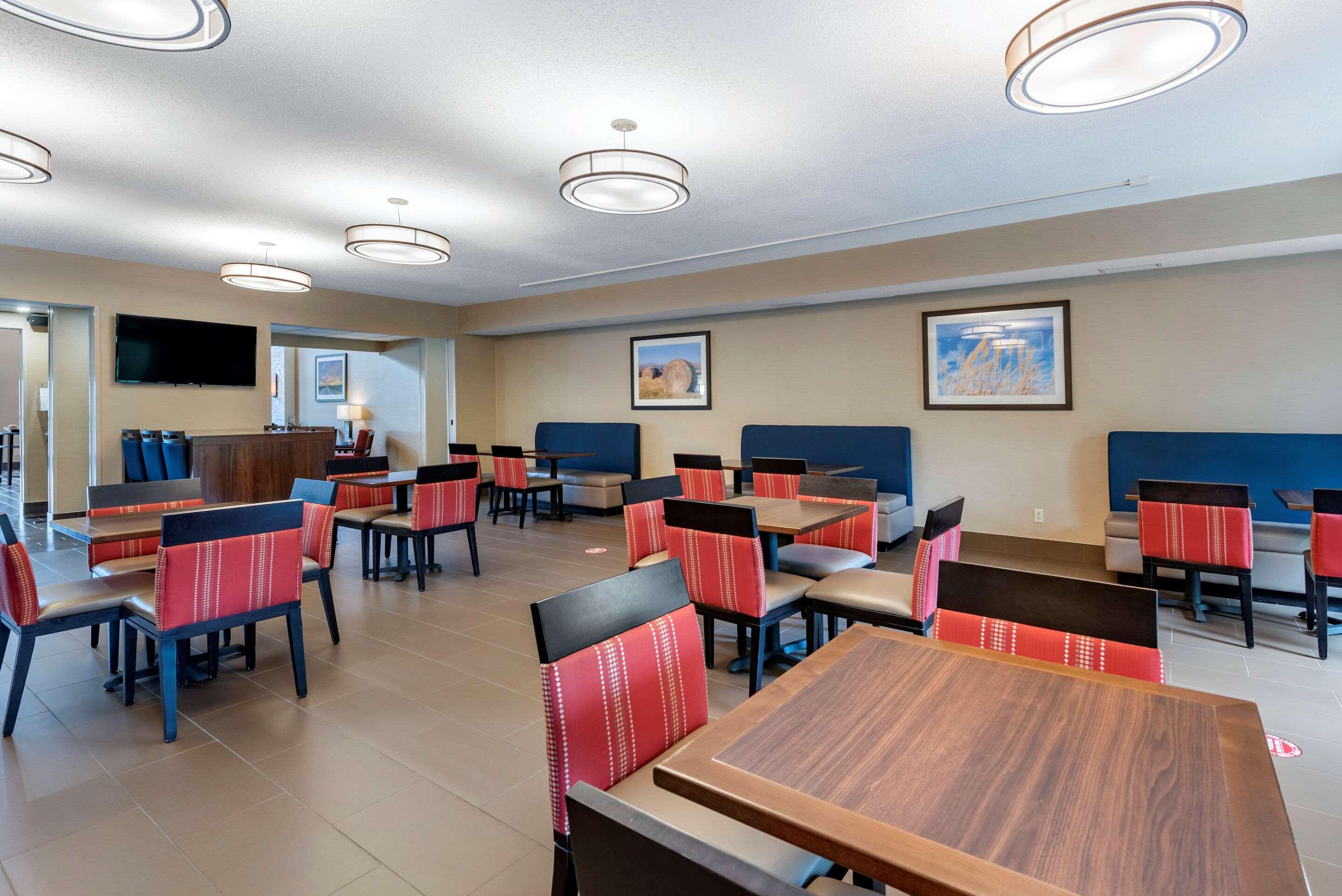 Comfort Suites Auburn Near I-69 Екстериор снимка
