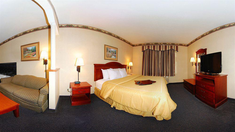 Comfort Suites Auburn Near I-69 Екстериор снимка